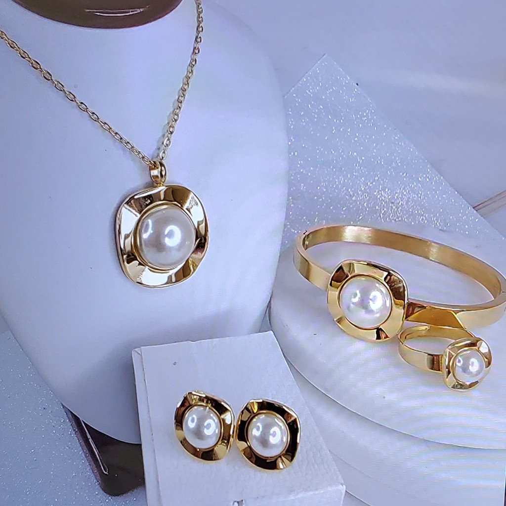 Elegant Women’s 4pcs Jewelry Set Made Of Stainless Steel With 18k Gold Plating